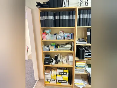 3st bokhyllor med div förbrukningsmaterial, papper och tomma pärmar
