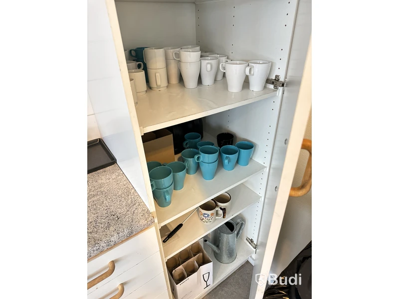 Alla köksutensilier i köket Porslin, bestick, kökdsredskap m.m.