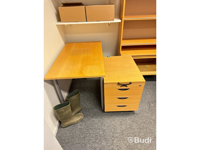 Kontorsrum med div möbler