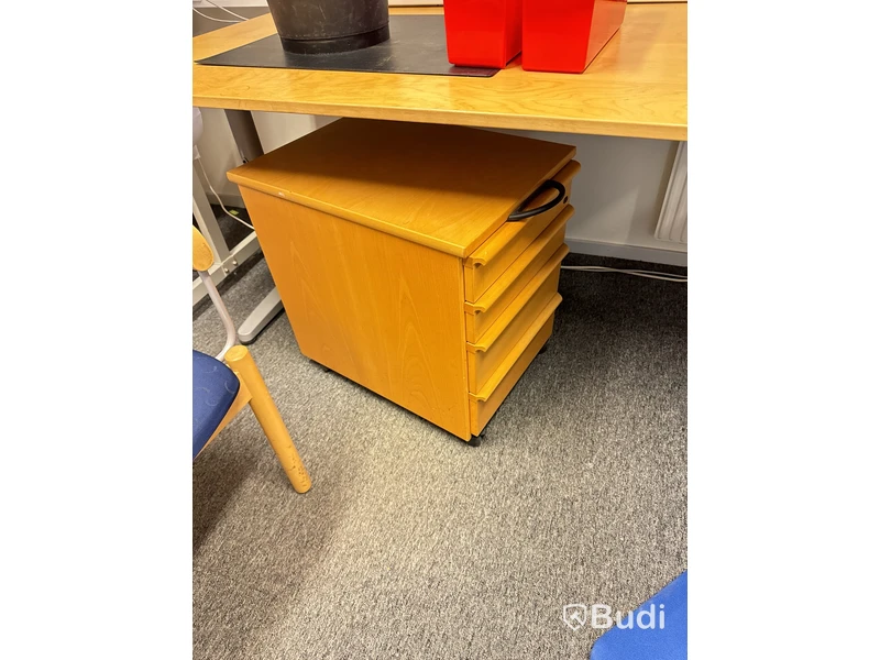 Kontorsrum med div möbler