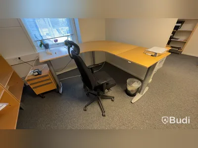 Elektriskt höj och sänkbart hörnskrivbord Kinnarps samt kontorsstol