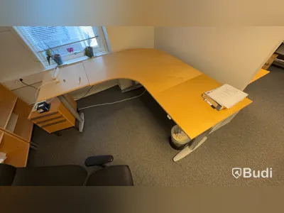Elektriskt höj och sänkbart hörnskrivbord Kinnarps samt kontorsstol