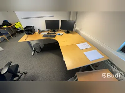 Elektriskt höj och sänkbart hörnskrivbord Kinnarps samt kontorsstol och 2st fujitsu-skärmar