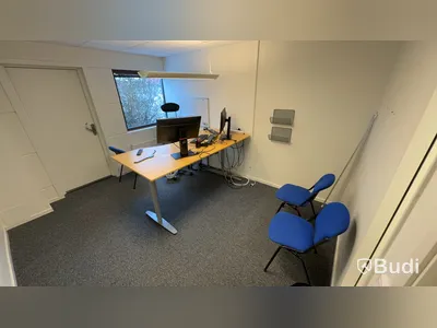 Elektriskt höj och sänkbart skrivbord 190x100, ink 3 st besöksstolar, kontorsstol samt 2st fuitsu 24 tums skärmar