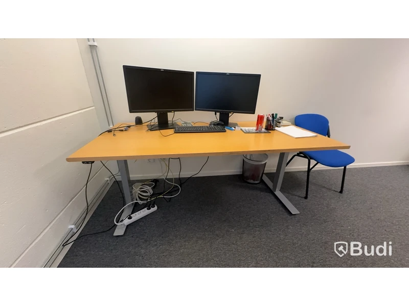 Elektriskt höj-och sänkbart skrivbord 180x83cm, 2st fujitsu datorskärmar, kontorsstol, 3st besöksstolar, runt bord samt skåp på hjul