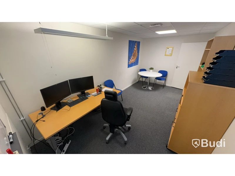 Elektriskt höj-och sänkbart skrivbord 180x83cm, 2st fujitsu datorskärmar, kontorsstol, 3st besöksstolar, runt bord samt skåp på hjul