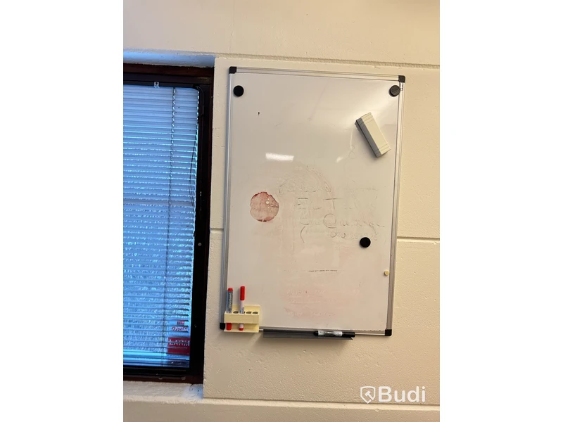 Elektriskt höj-och sänkbart skrivbord 180x83cm, 2st fujitsu datorskärmar, kontorsstol, 3st besöksstolar, runt bord samt skåp på hjul