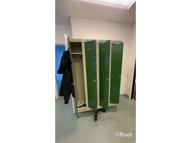 Omklädningsskåp, totalt 28st skåp, olika modeller, vissa med sittbänk. Se bilder
