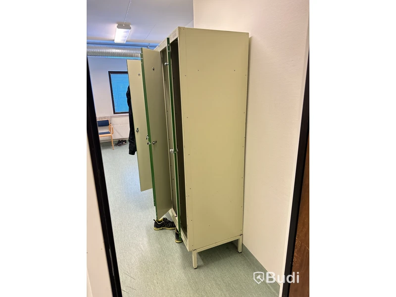 Omklädningsskåp, totalt 28st skåp, olika modeller, vissa med sittbänk. Se bilder