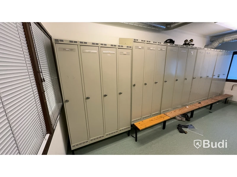 Omklädningsskåp, totalt 28st skåp, olika modeller, vissa med sittbänk. Se bilder