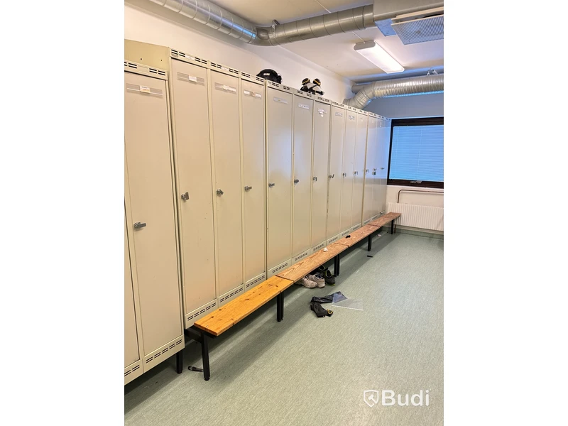 Omklädningsskåp, totalt 28st skåp, olika modeller, vissa med sittbänk. Se bilder