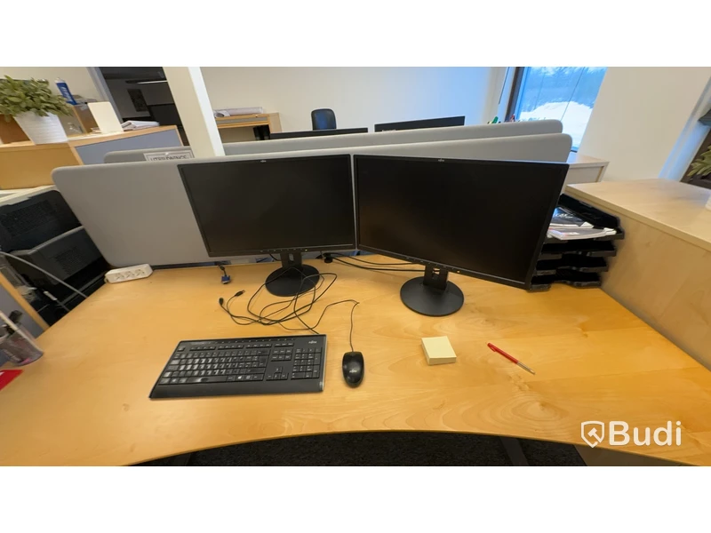 4st elektriskt höj och sänkbara skrivbord 190x100cm, 3st skjuthurstar från AJ-produkter, 3st jalusiskåp på hjul. 6st datorskärmar från Fujitsu/Lenovo
