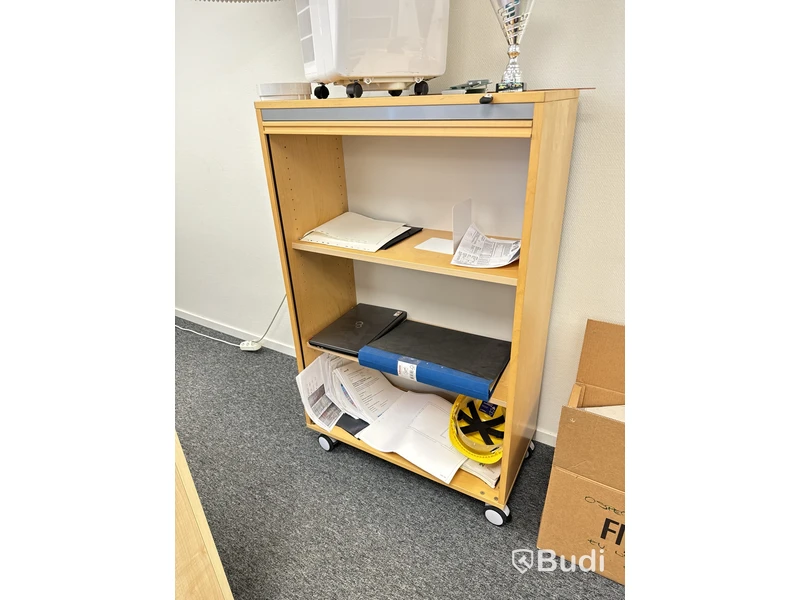 4st elektriskt höj och sänkbara skrivbord 190x100cm, 3st skjuthurstar från AJ-produkter, 3st jalusiskåp på hjul. 6st datorskärmar från Fujitsu/Lenovo