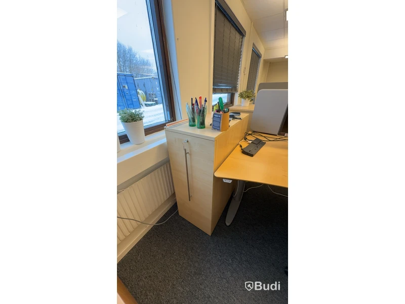 4st elektriskt höj och sänkbara skrivbord 190x100cm, 3st skjuthurstar från AJ-produkter, 3st jalusiskåp på hjul. 6st datorskärmar från Fujitsu/Lenovo