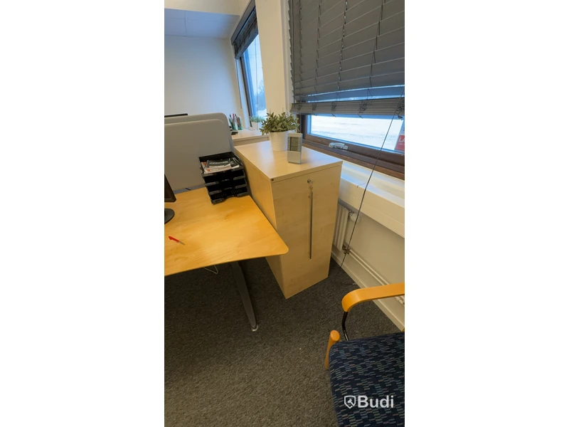 4st elektriskt höj och sänkbara skrivbord 190x100cm, 3st skjuthurstar från AJ-produkter, 3st jalusiskåp på hjul. 6st datorskärmar från Fujitsu/Lenovo