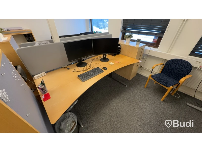4st elektriskt höj och sänkbara skrivbord 190x100cm, 3st skjuthurstar från AJ-produkter, 3st jalusiskåp på hjul. 6st datorskärmar från Fujitsu/Lenovo