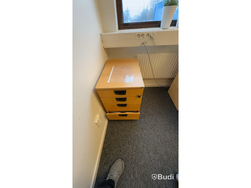 4st elektriskt höj och sänkbara skrivbord 190x100cm, 3st skjuthurstar från AJ-produkter, 3st jalusiskåp på hjul. 6st datorskärmar från Fujitsu/Lenovo