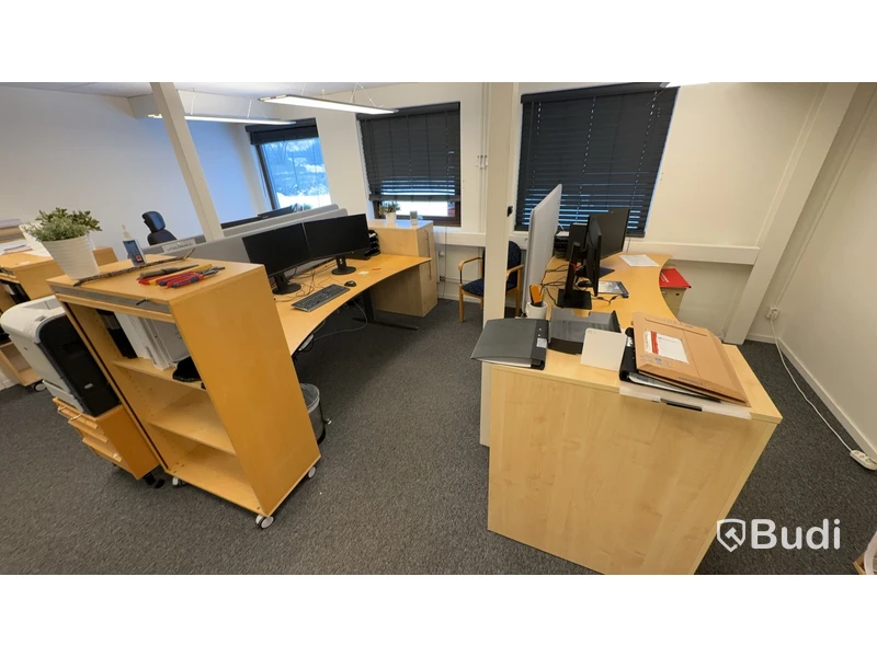 4st elektriskt höj och sänkbara skrivbord 190x100cm, 3st skjuthurstar från AJ-produkter, 3st jalusiskåp på hjul. 6st datorskärmar från Fujitsu/Lenovo