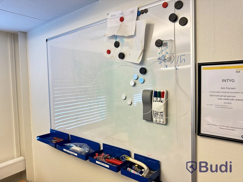 Allt i rummet, bla. 4st elektriskt höj och sänkbara skrivbord, datorskärmar, TV, kontorsstolar m.m.