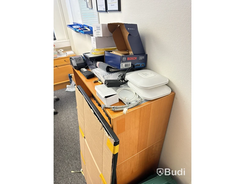 Allt i rummet, bla. 4st elektriskt höj och sänkbara skrivbord, datorskärmar, TV, kontorsstolar m.m.
