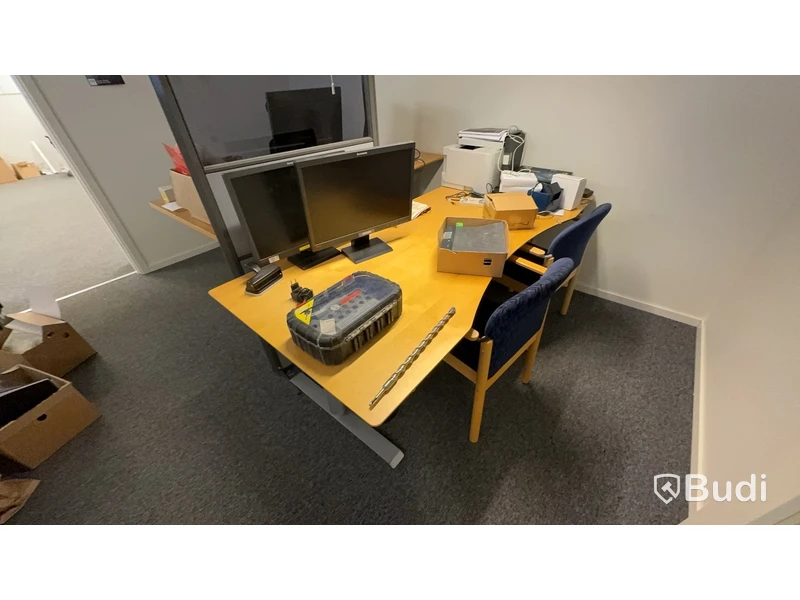 Allt i rummet, bla. 4st elektriskt höj och sänkbara skrivbord, datorskärmar, TV, kontorsstolar m.m.