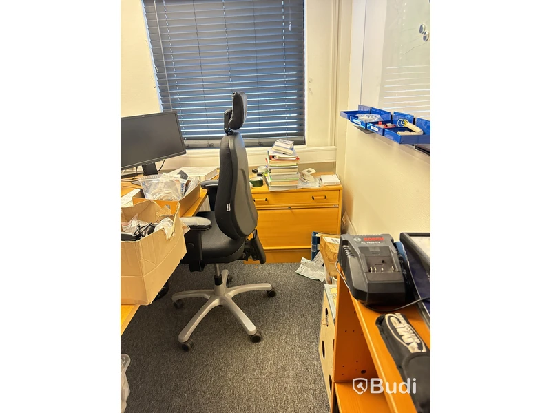 Allt i rummet, bla. 4st elektriskt höj och sänkbara skrivbord, datorskärmar, TV, kontorsstolar m.m.