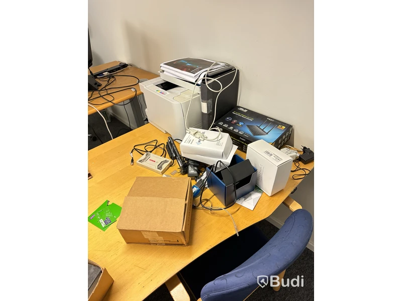 Allt i rummet, bla. 4st elektriskt höj och sänkbara skrivbord, datorskärmar, TV, kontorsstolar m.m.