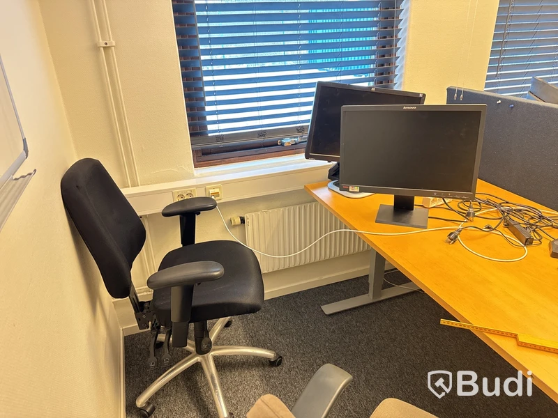 Allt i rummet, bla. 4st elektriskt höj och sänkbara skrivbord, datorskärmar, TV, kontorsstolar m.m.
