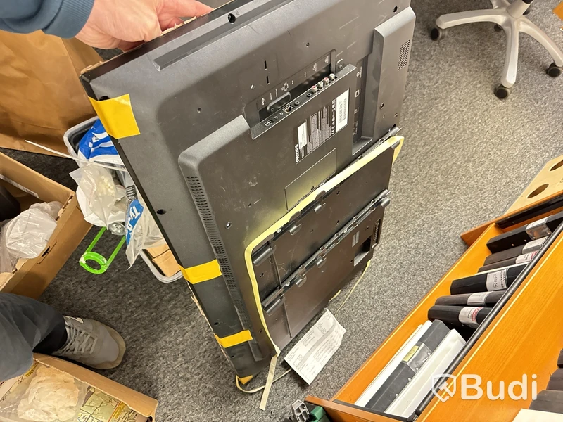 Allt i rummet, bla. 4st elektriskt höj och sänkbara skrivbord, datorskärmar, TV, kontorsstolar m.m.
