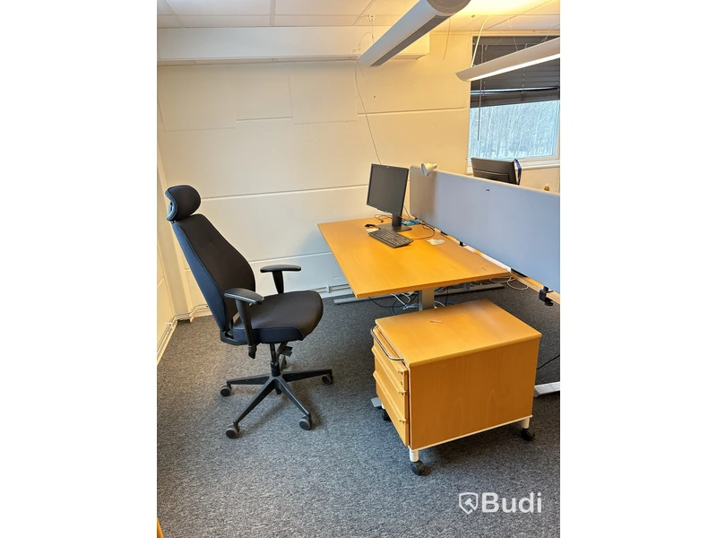 Alla möbler i rummet, Bl.a: 2st elektriskt höj och sänkbara skrivbord, 4st kontorsstoar, 3st datorskärmar, 3st hurtsar m.m.
