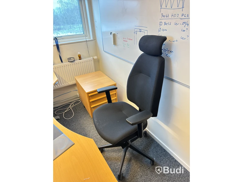 Alla möbler i rummet, Bl.a: 2st elektriskt höj och sänkbara skrivbord, 4st kontorsstoar, 3st datorskärmar, 3st hurtsar m.m.