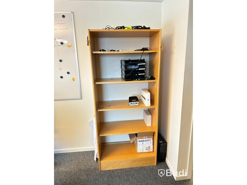 Alla möbler i rummet, Bl.a: 2st elektriskt höj och sänkbara skrivbord, 4st kontorsstoar, 3st datorskärmar, 3st hurtsar m.m.