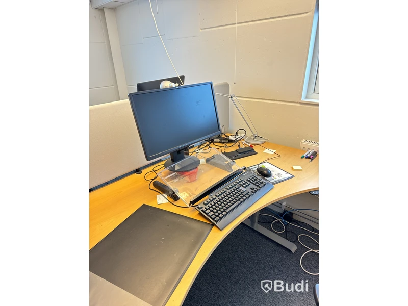 Alla möbler i rummet, Bl.a: 2st elektriskt höj och sänkbara skrivbord, 4st kontorsstoar, 3st datorskärmar, 3st hurtsar m.m.