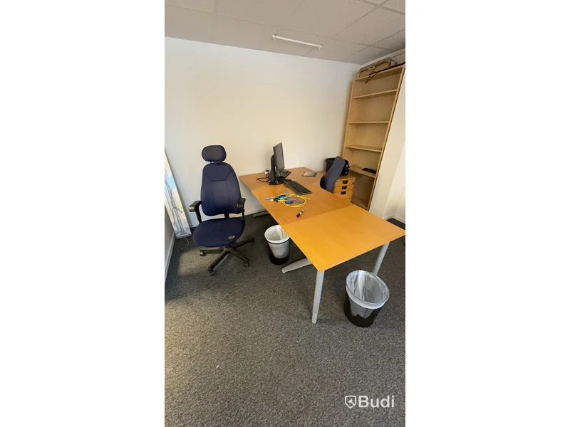 Alla möbler i rummet, Bl.a: 2st elektriskt höj och sänkbara skrivbord, 4st kontorsstoar, 3st datorskärmar, 3st hurtsar m.m.