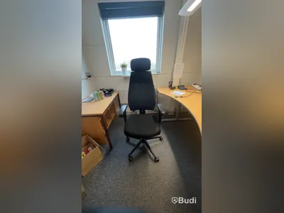 Alla möbler i rummet bl.a Elektriskt höj och sänkbart skrivbord, 2st kontorsstolar m.m.