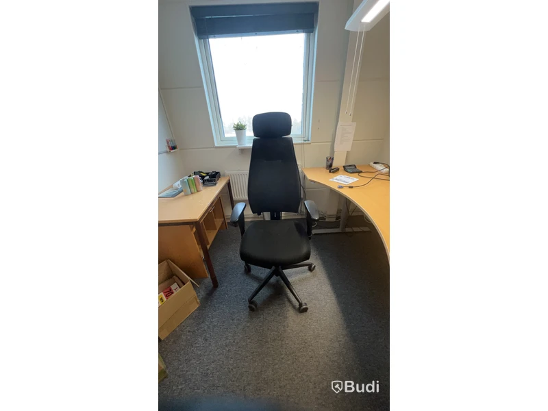 Alla möbler i rummet bl.a Elektriskt höj och sänkbart skrivbord, 2st kontorsstolar m.m.