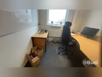 Alla möbler i rummet bl.a Elektriskt höj och sänkbart skrivbord, 2st kontorsstolar m.m.