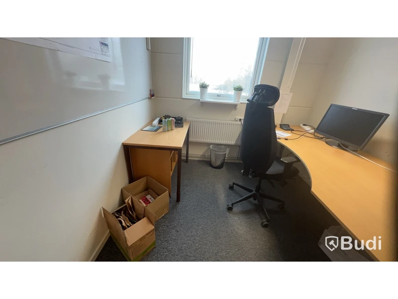 Alla möbler i rummet bl.a Elektriskt höj och sänkbart skrivbord, 2st kontorsstolar m.m.