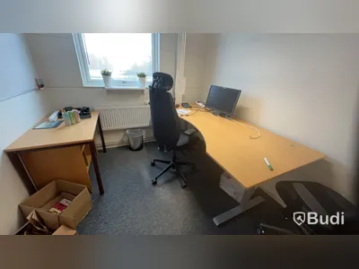 Alla möbler i rummet bl.a Elektriskt höj och sänkbart skrivbord, 2st kontorsstolar m.m.
