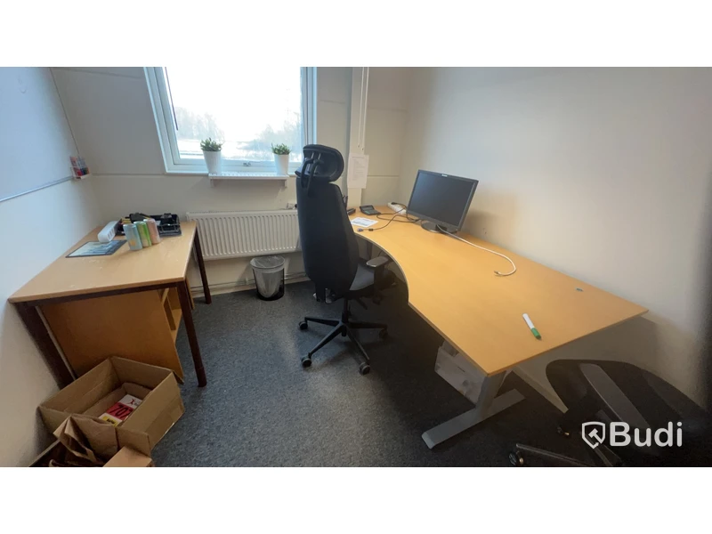 Alla möbler i rummet bl.a Elektriskt höj och sänkbart skrivbord, 2st kontorsstolar m.m.