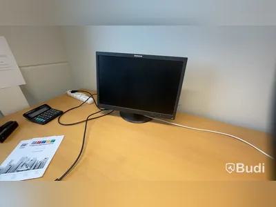 Alla möbler i rummet bl.a Elektriskt höj och sänkbart skrivbord, 2st kontorsstolar m.m.