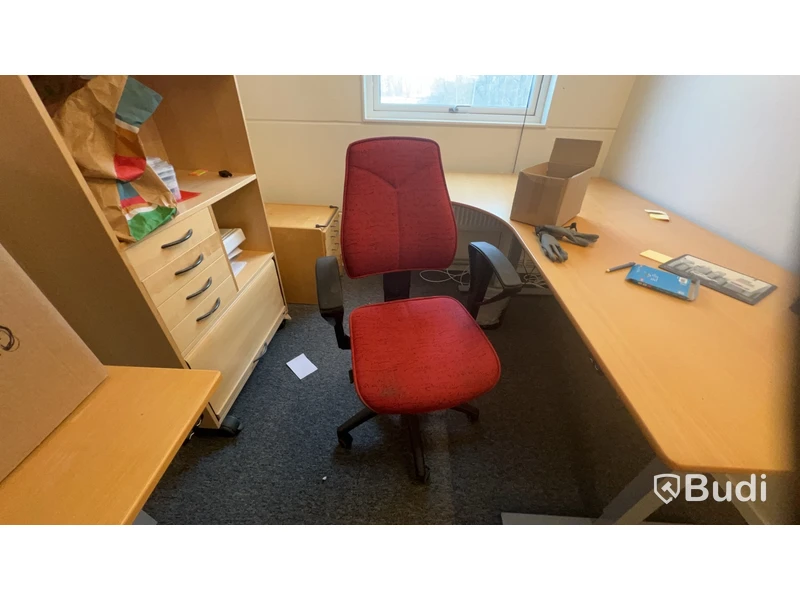 Alla möbler i rummet, bl.a 2st elektriskt höj och sänkbara skrivbord, kontorsstol m.m.