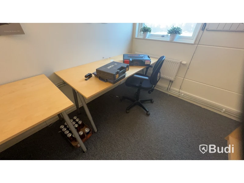 Alla möbler i rummet bl.a 2st skrivbord, 2st kontorsstolar m.m.