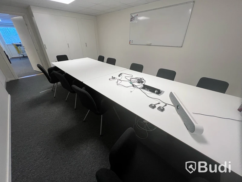 Konferensbord 2st 200x120 varav den ena med medielåda. Samt 10st stolar