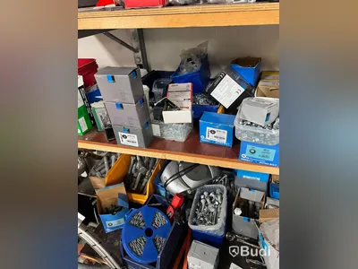 Stort parti fästmaterial