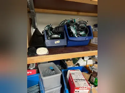 Stort parti fästmaterial