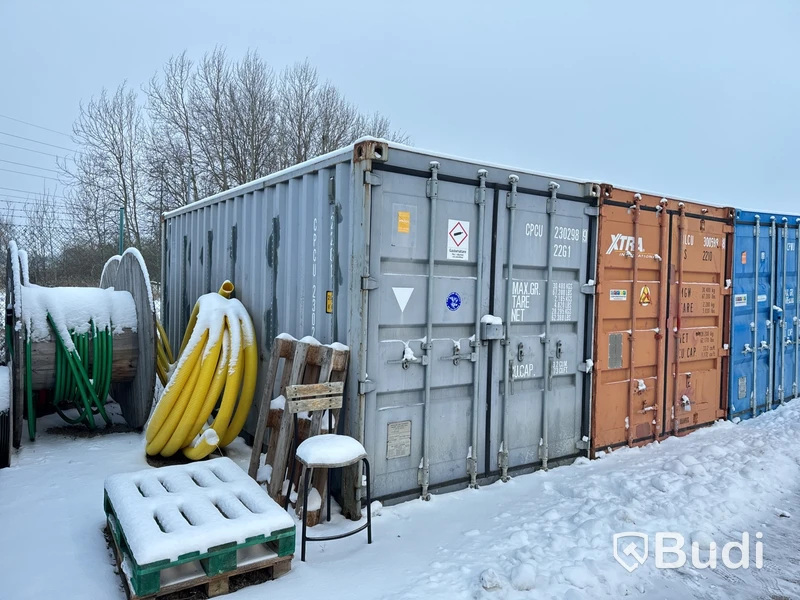 20 fots container med innehåll bl.a 10 st verktygsvagnar
