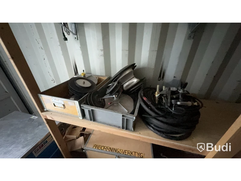 20 fots container med innehåll bl.a 10 st verktygsvagnar