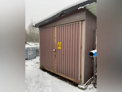 20 fots förrådsbyggnad med innehåll