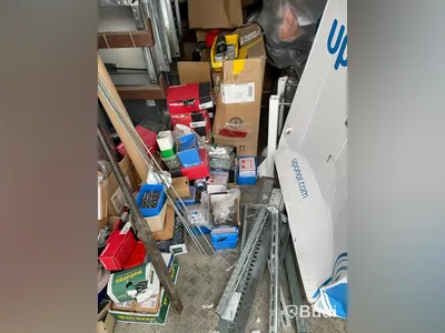 20 fots förrådsbyggnad med innehåll